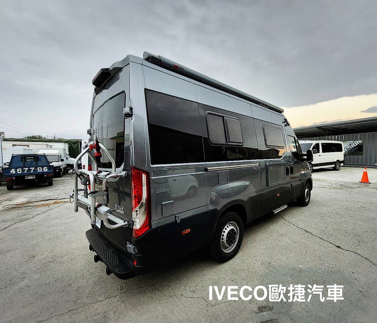 2023年鐵灰色款IVECO長軸廂型露營車